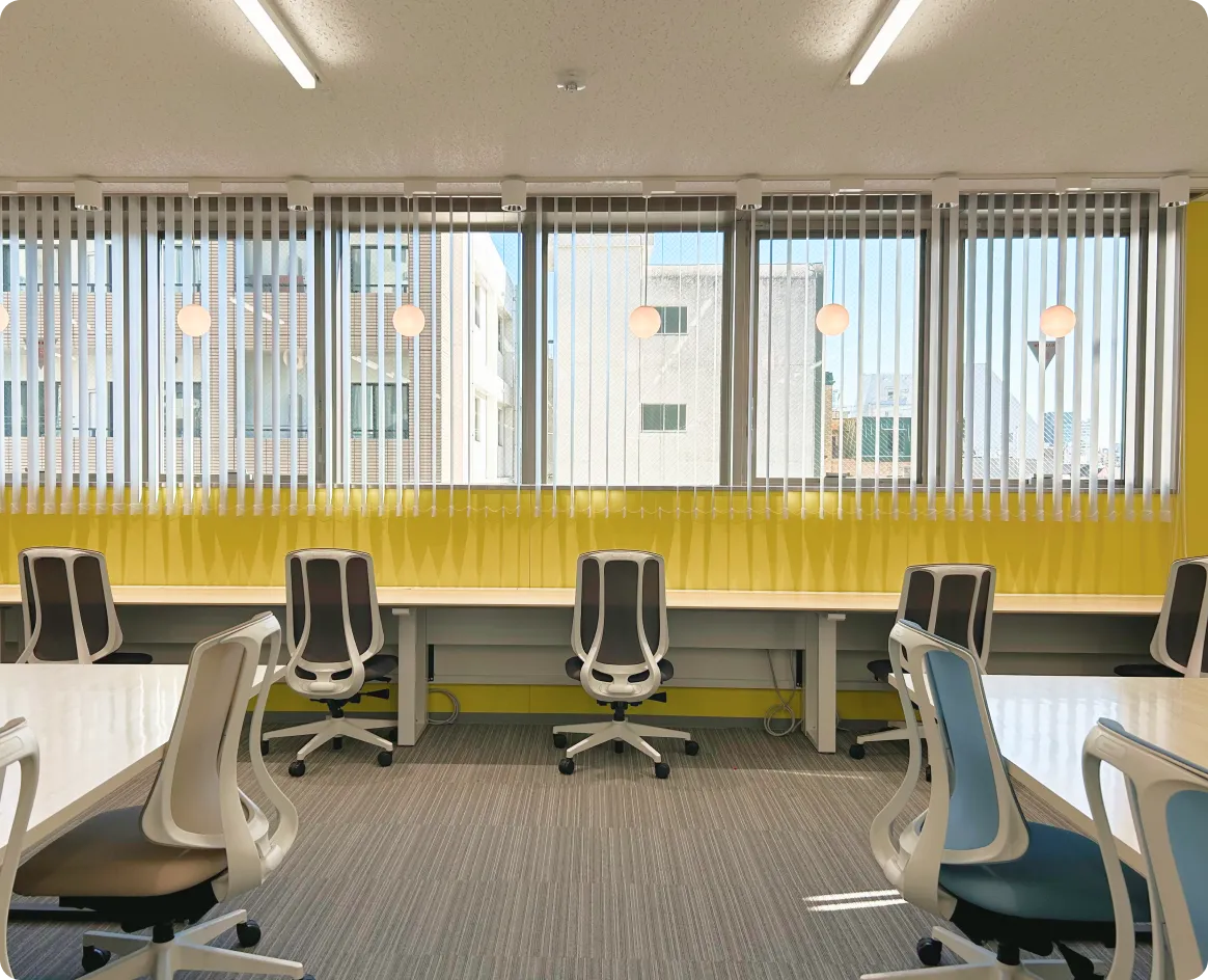 落ち着き集中して仕事ができる壁際デスク