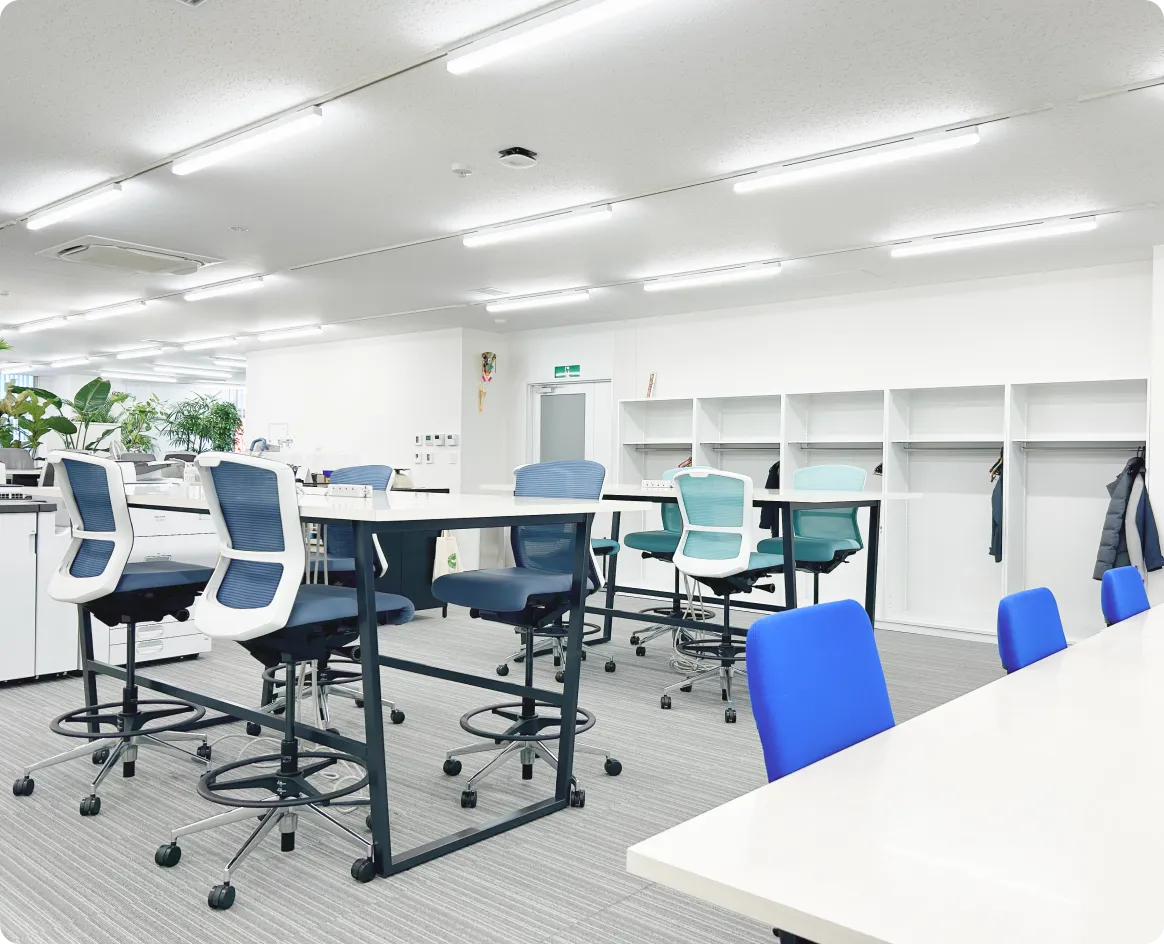 立っている人との視線を合わせたハイデスク