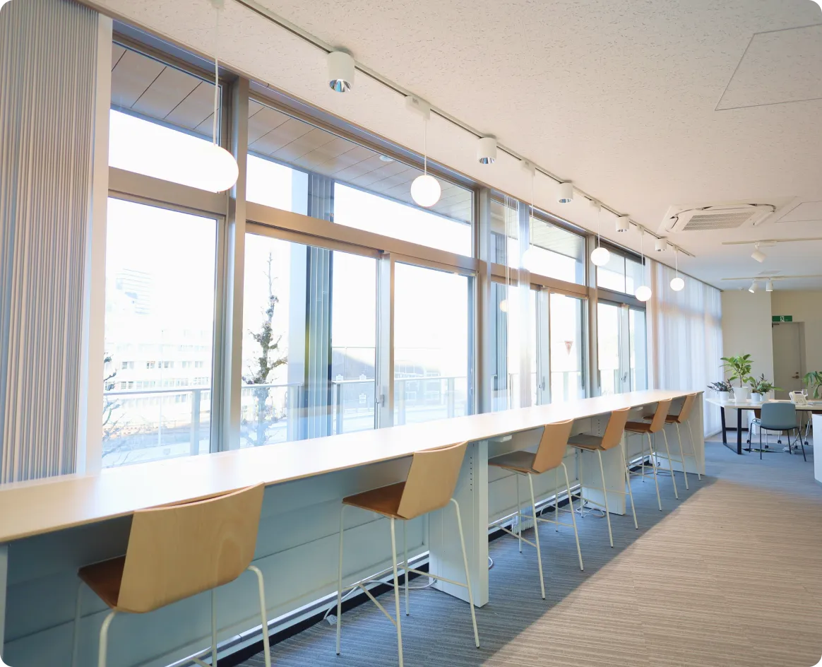 外を眺められる明るく開放的なカウンターデスク